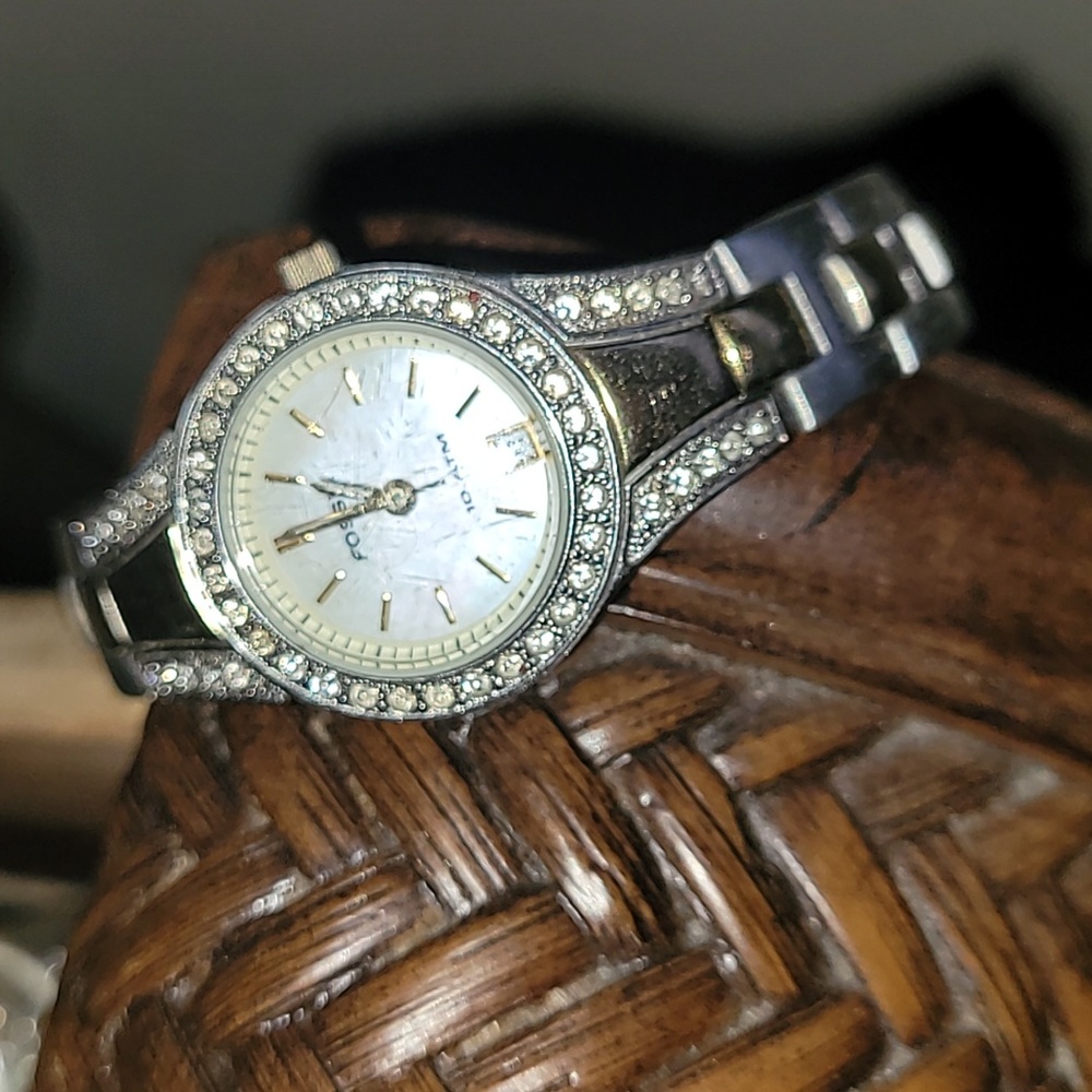 Two Tone Pearl Face Fossil Watch for Ladies EUC- NEED BATTERY